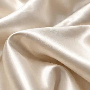 Satin ivory cu suprafață netedă, pliuri ample și reflexii luminoase